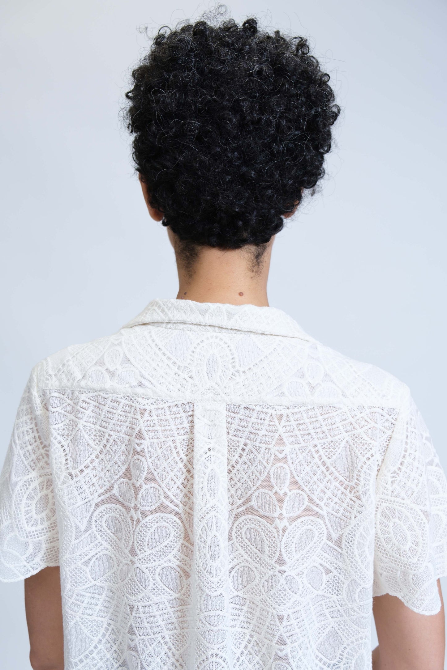 Chemisette manches courtes pour femme réalisée à la main en petite série, en tulle brodé ivoire, vue rapprochée de dos, détail pli de confort