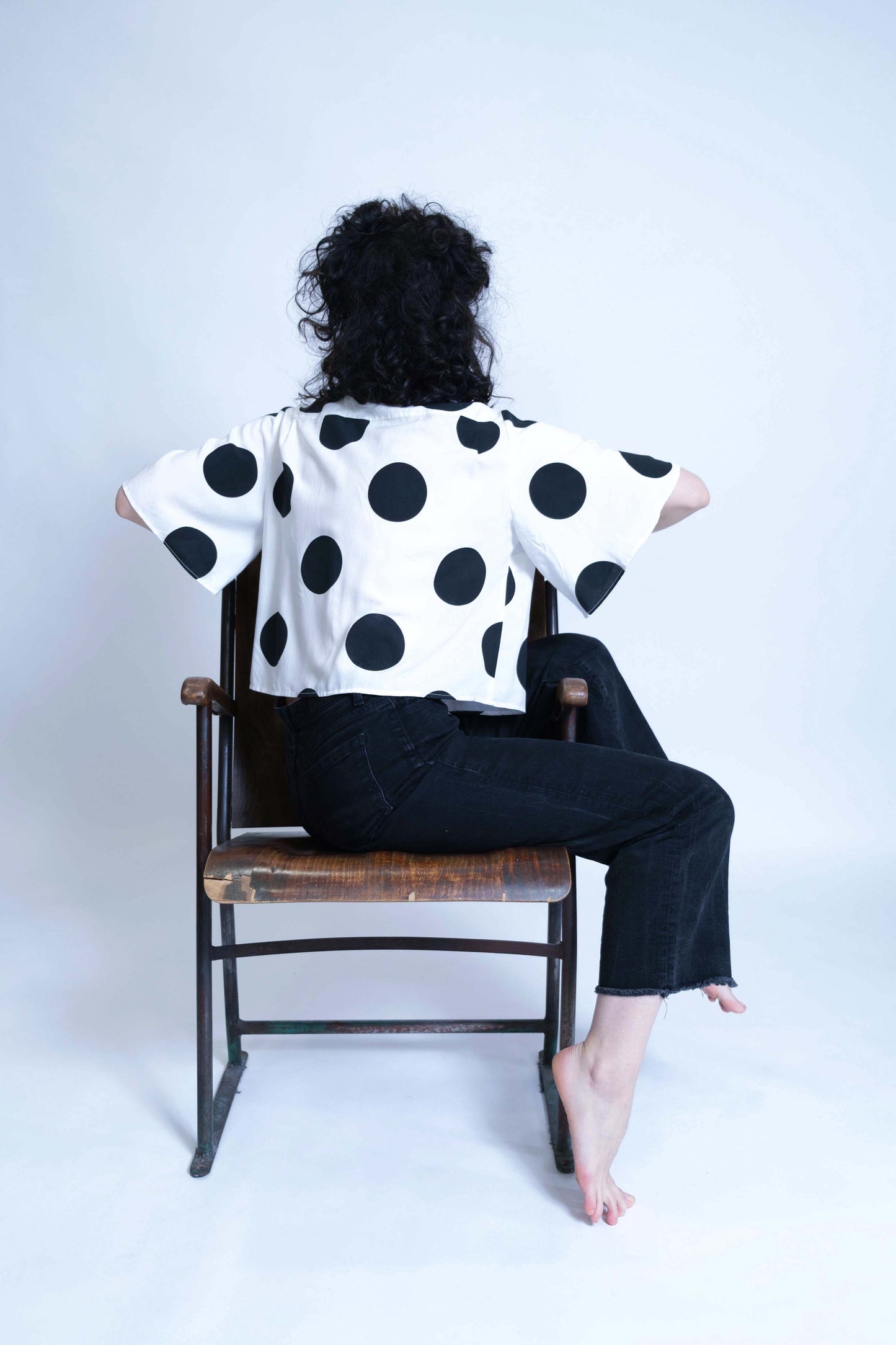 Chemisette pour femme réalisée à la main en deux exemplaires, en viscose blanche à gros pois noirs, vue de dos, ampleur des manches.