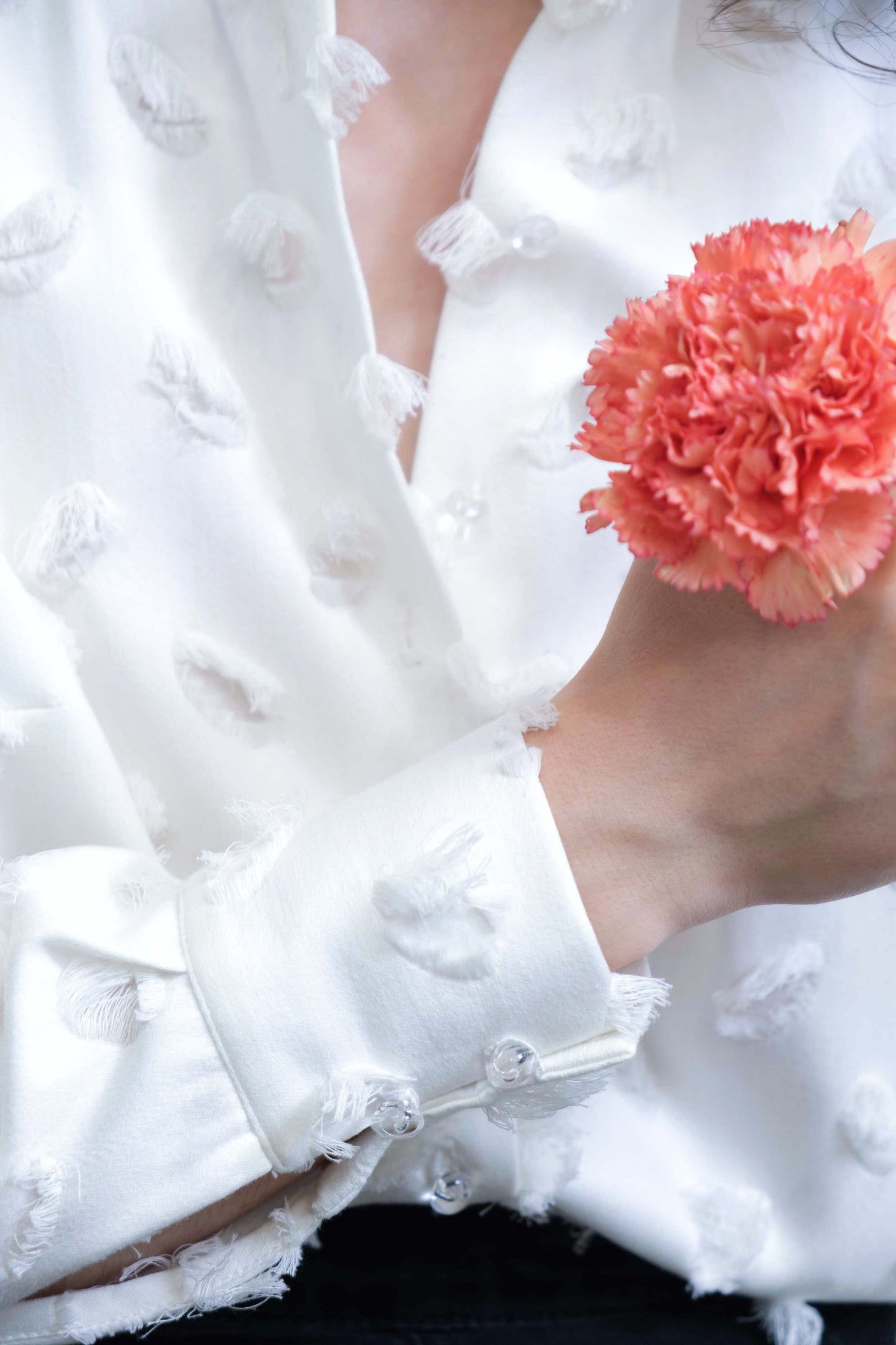 Chemise Fluffy pour femme, réalisée à la main, zoom poignets et boutons bijoux de verre