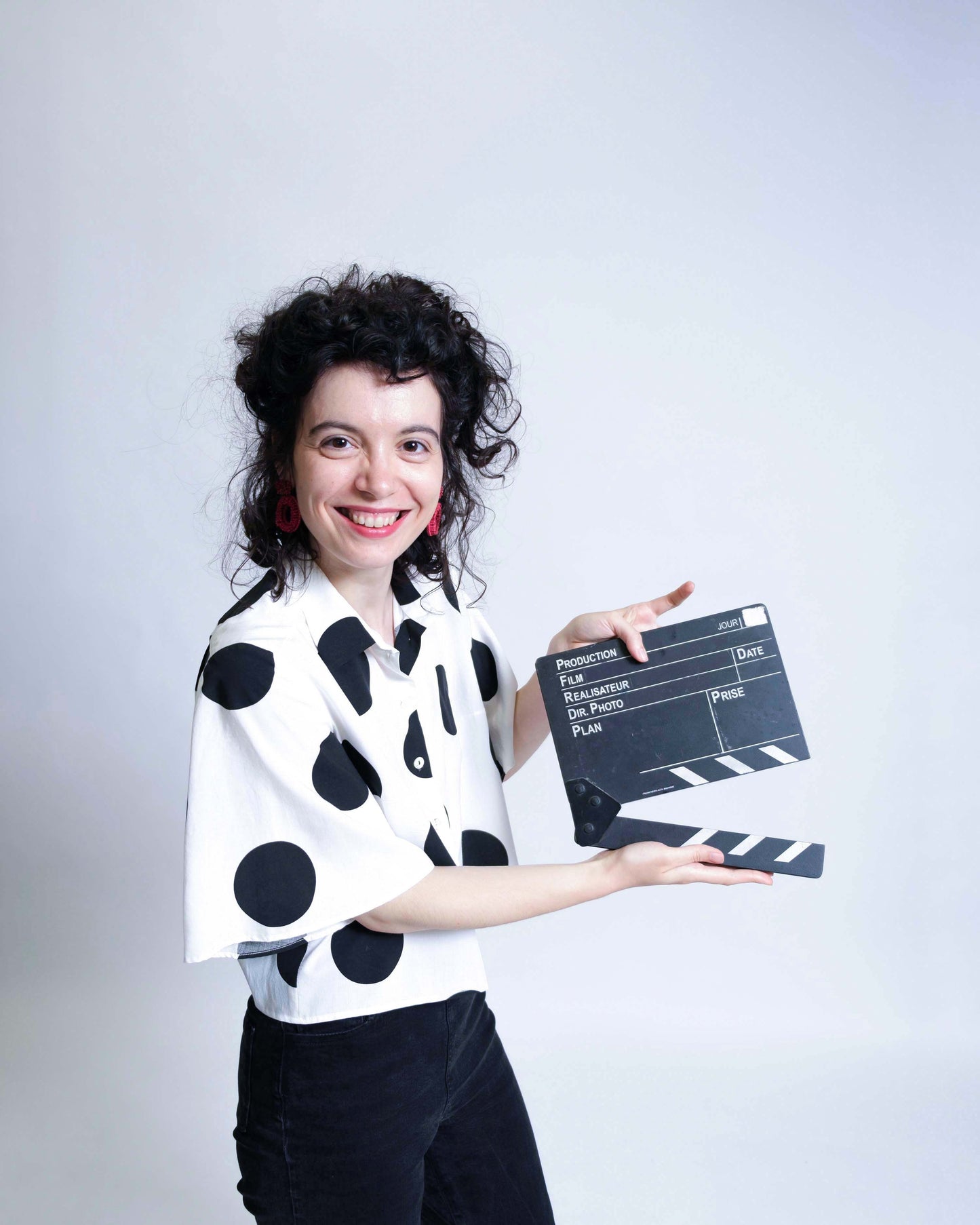 Chemisette pour femme réalisée à la main en deux exemplaires, en viscose blanche à gros pois noirs, vue de face, détail manches au coude.
