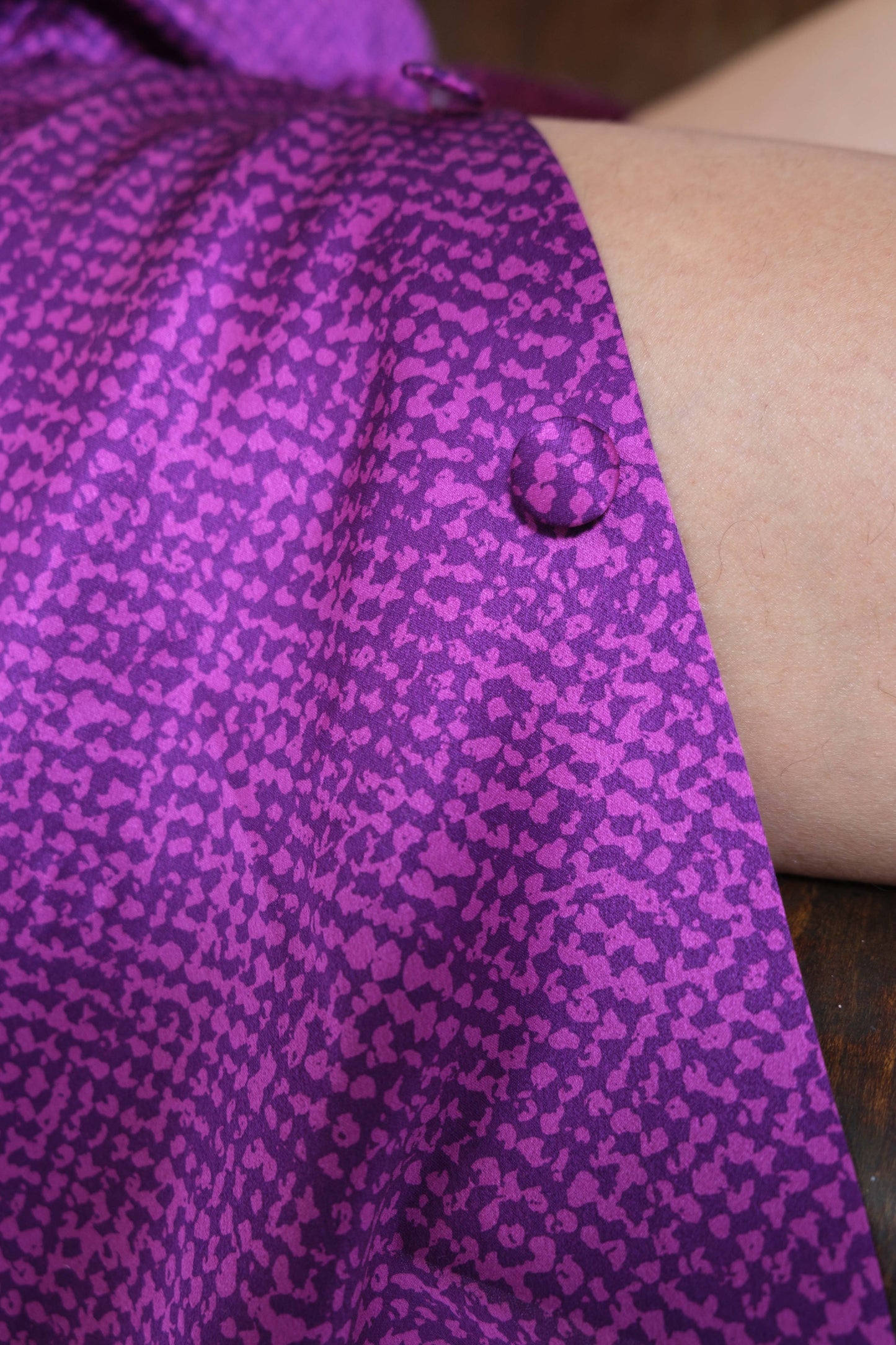 Jupe midi, pièce unique réalisée à la main, en soie fuschia et violette, détail bouton recouvert.