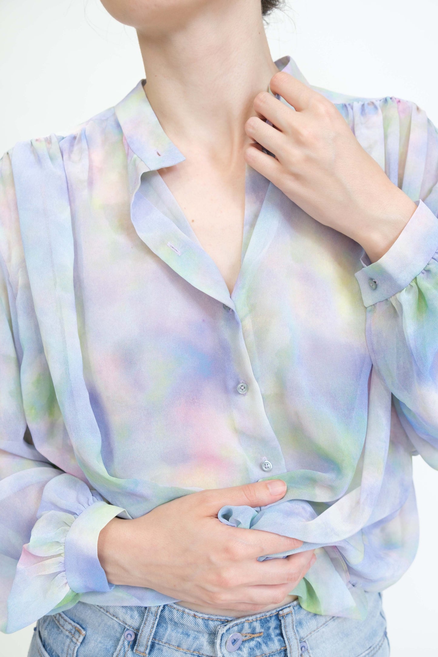 Chemise mousquetaire pour femme réalisée à la main en petite série motif ciel de nuages vue rapprochée de face, détail boutonnage et boutons