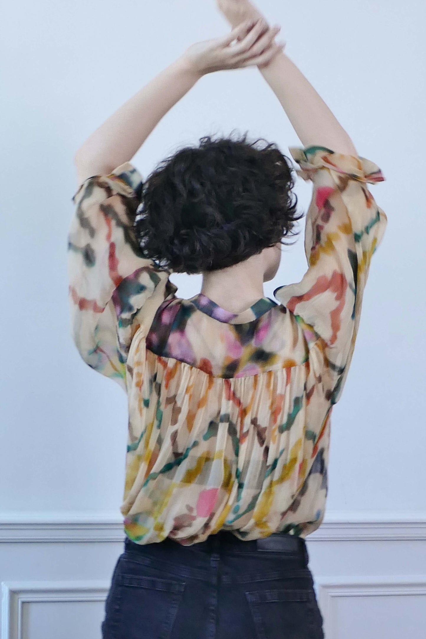 Chemise mousquetaire pour femme réalisée à la main, en voile de soie multicolore, vue de dos, détail fronces et tombé de la matière.