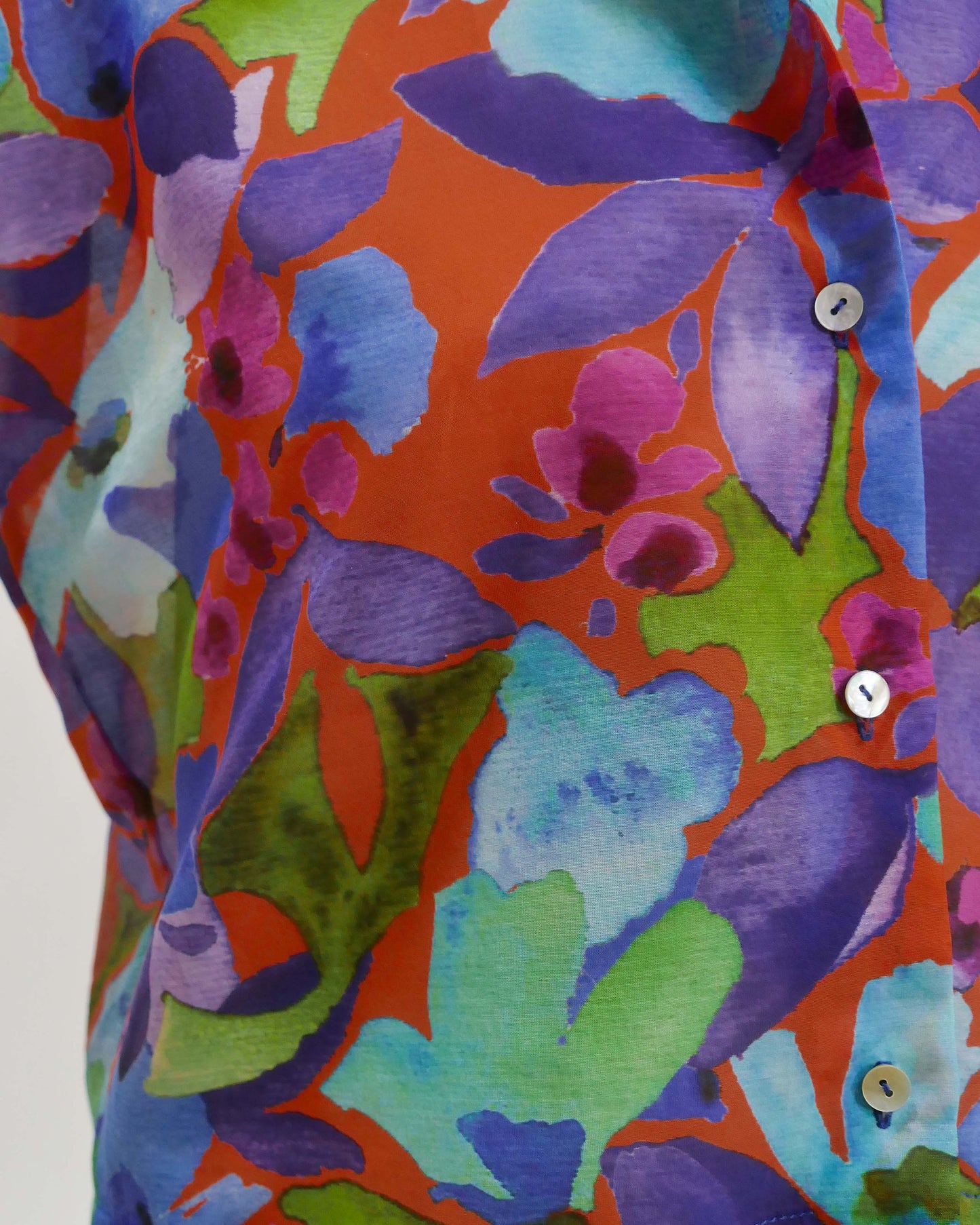 Chemisette femme en voile de soie et coton, réalisée à la main en petite série, au motif de fleurs abstraites, vdétail motif, texture du tissu et bouton de nacre.