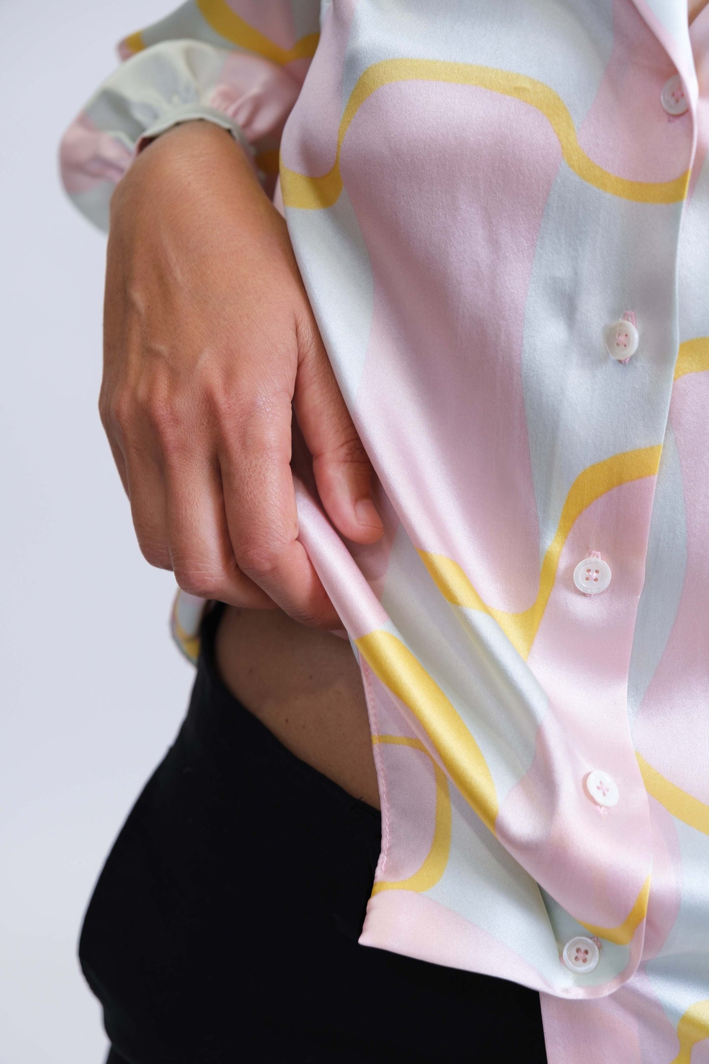 Chemise en satin de soie pastel, pièce unique réalisée à la main, détail boutonnage, boutons de nacre et fluidité tissu.
