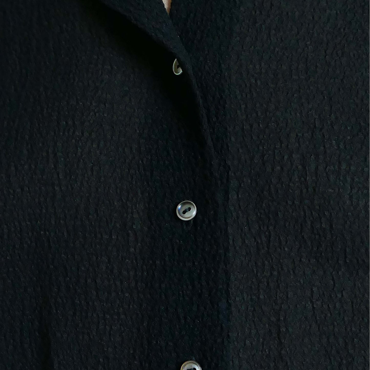 Chemise pour femme en crépon de soie noire, détail petit bouton de nacre gris.