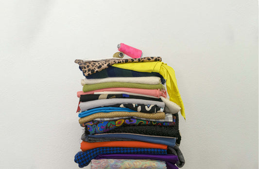 Pile de tissus colorés : soies, lainages et jacquards