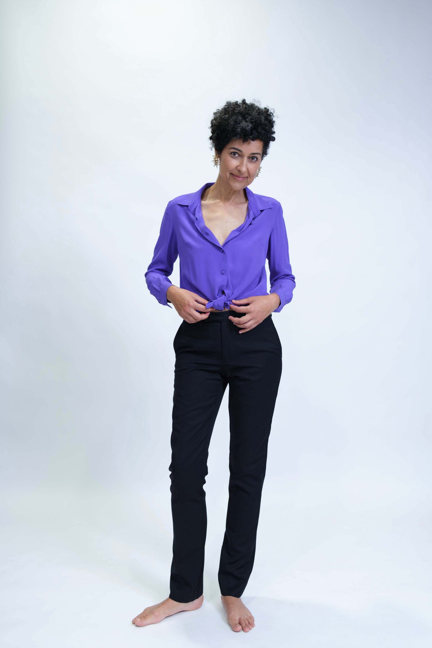 Chemise pour femme réalisée à la main, en crêpe de soie violet, vue de face.