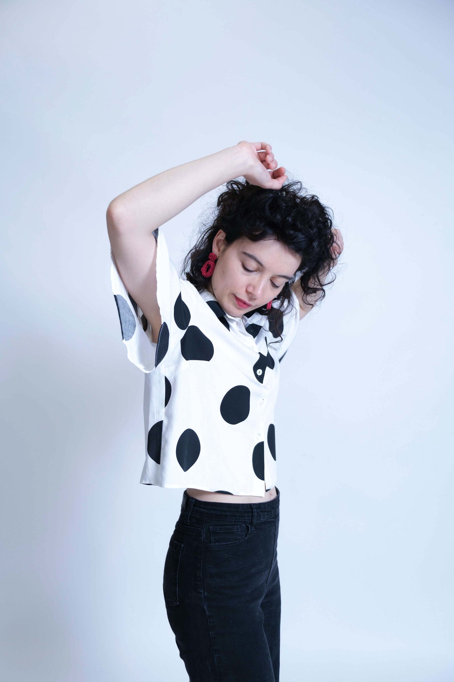 Chemisette pour femme réalisée à la main en deux exemplaires, en viscose blanche à gros pois noirs, vue trois quart face.