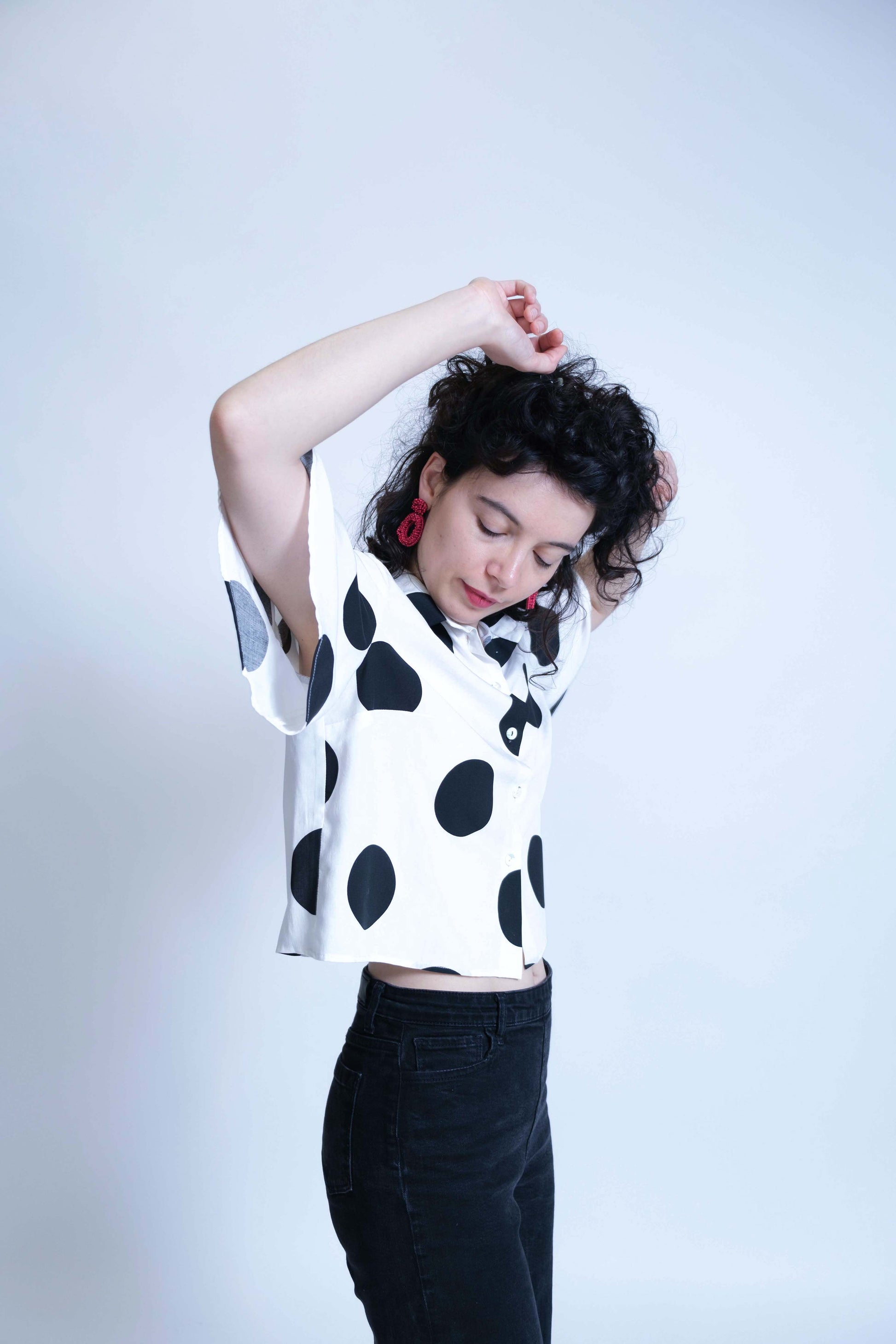 Chemisette pour femme réalisée à la main en deux exemplaires, en viscose blanche à gros pois noirs, vue trois quart face.
