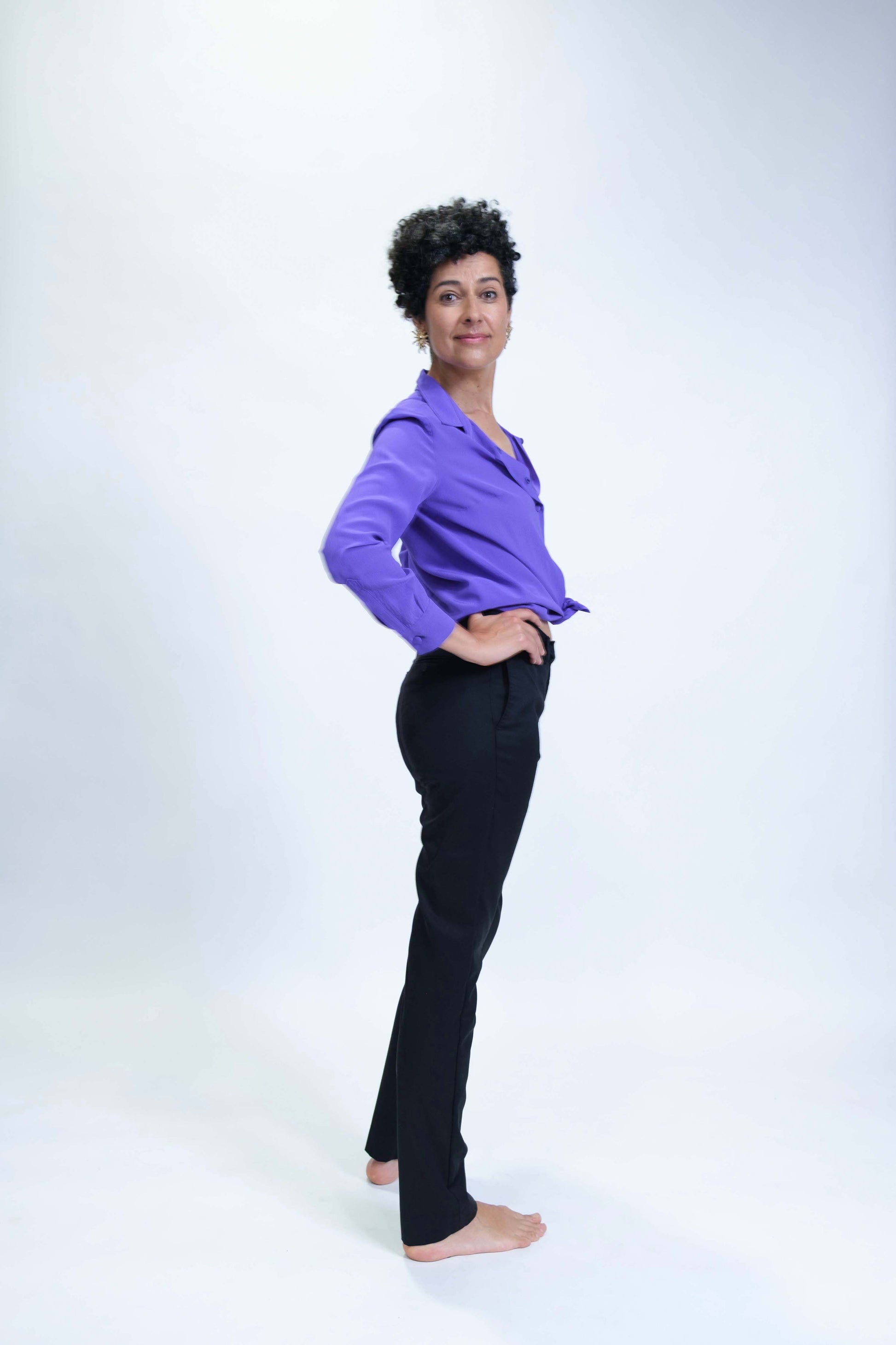 Chemise pour femme réalisée à la main, en crêpe de soie violet, vue de profil.