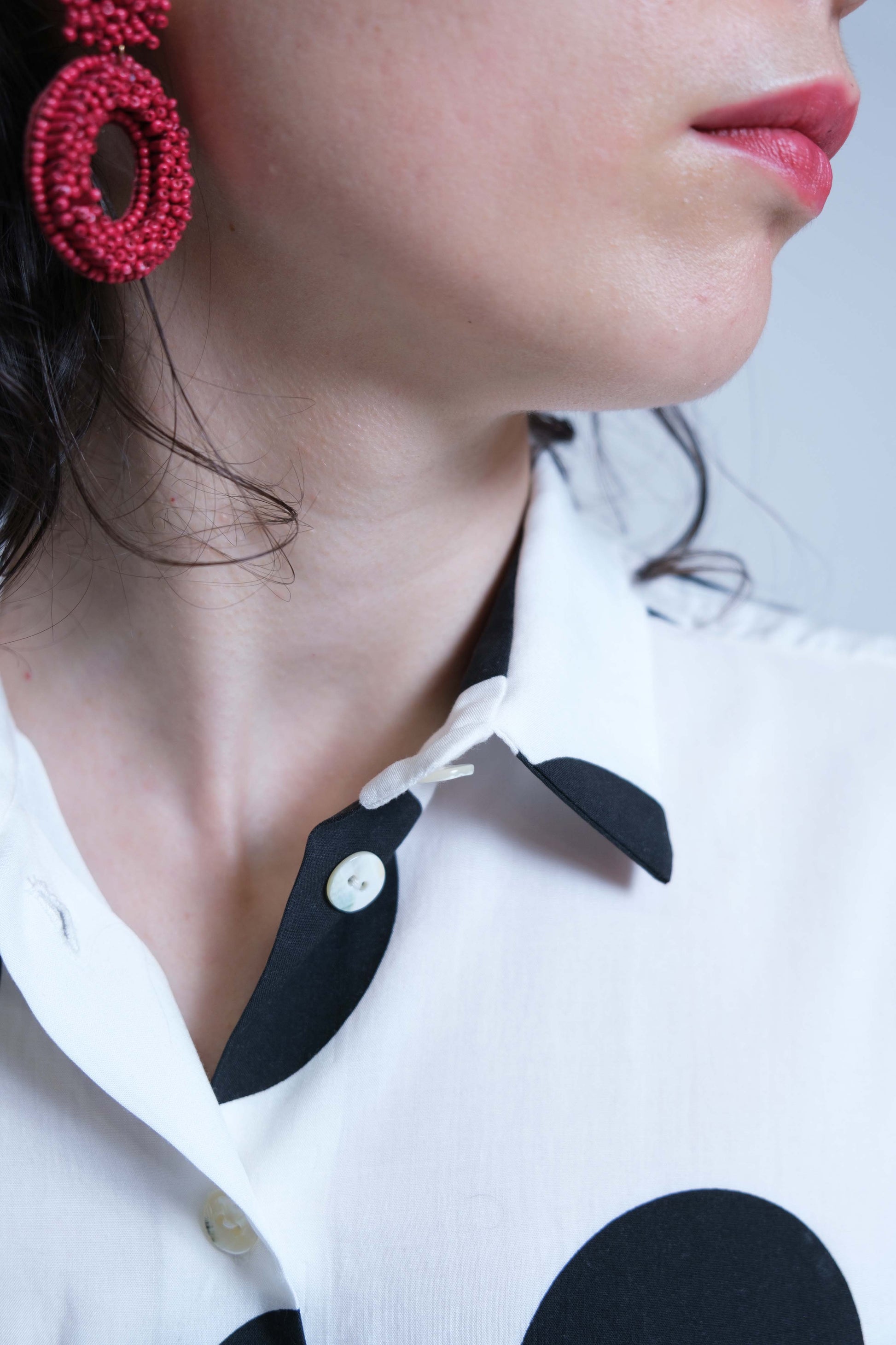 Chemisette pour femme réalisée à la main en deux exemplaires, en viscose blanche à gros pois noirs, détail col  et bouton.