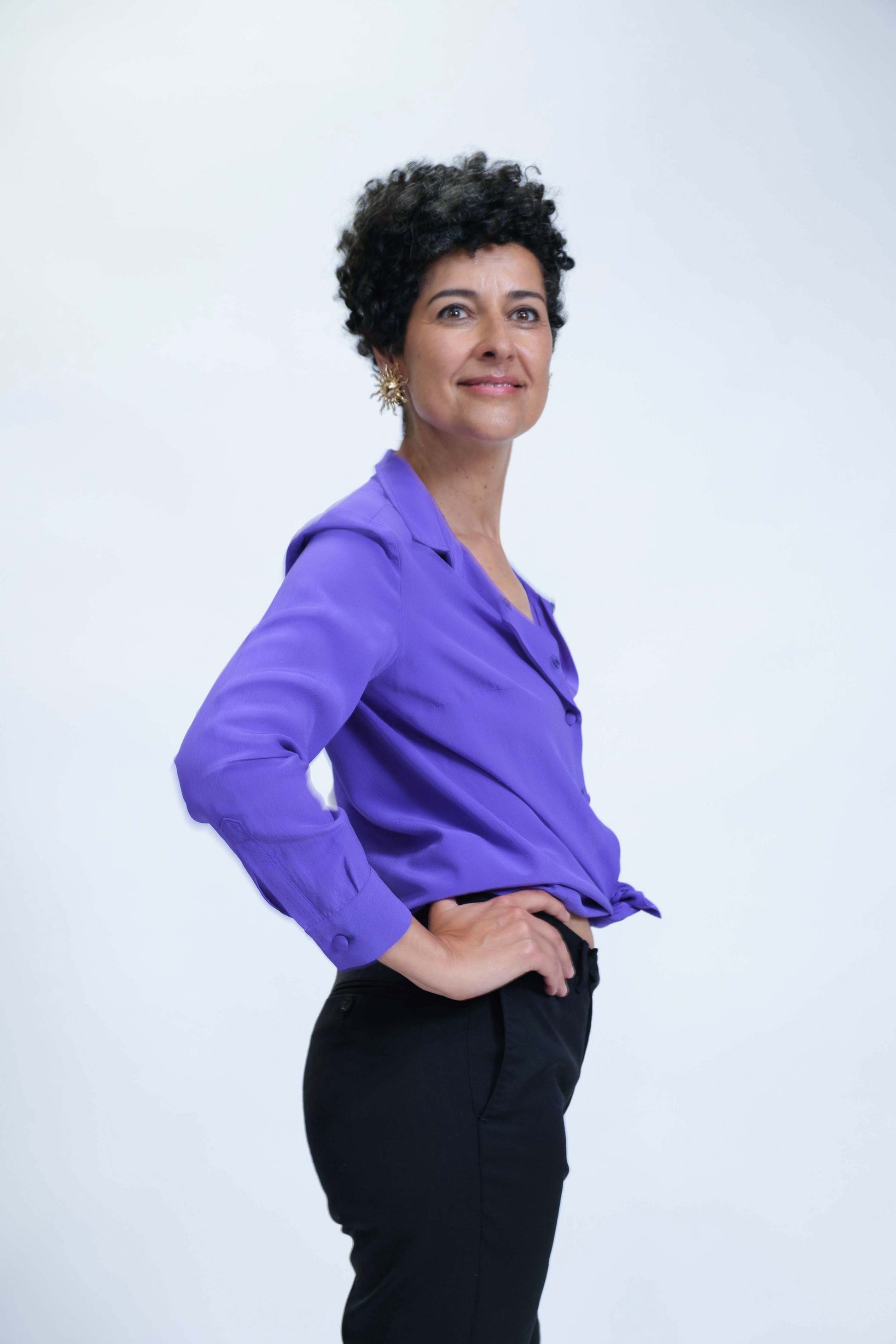 Chemise pour femme réalisée à la main, en crêpe de soie violet, vue rapprochée de profil.