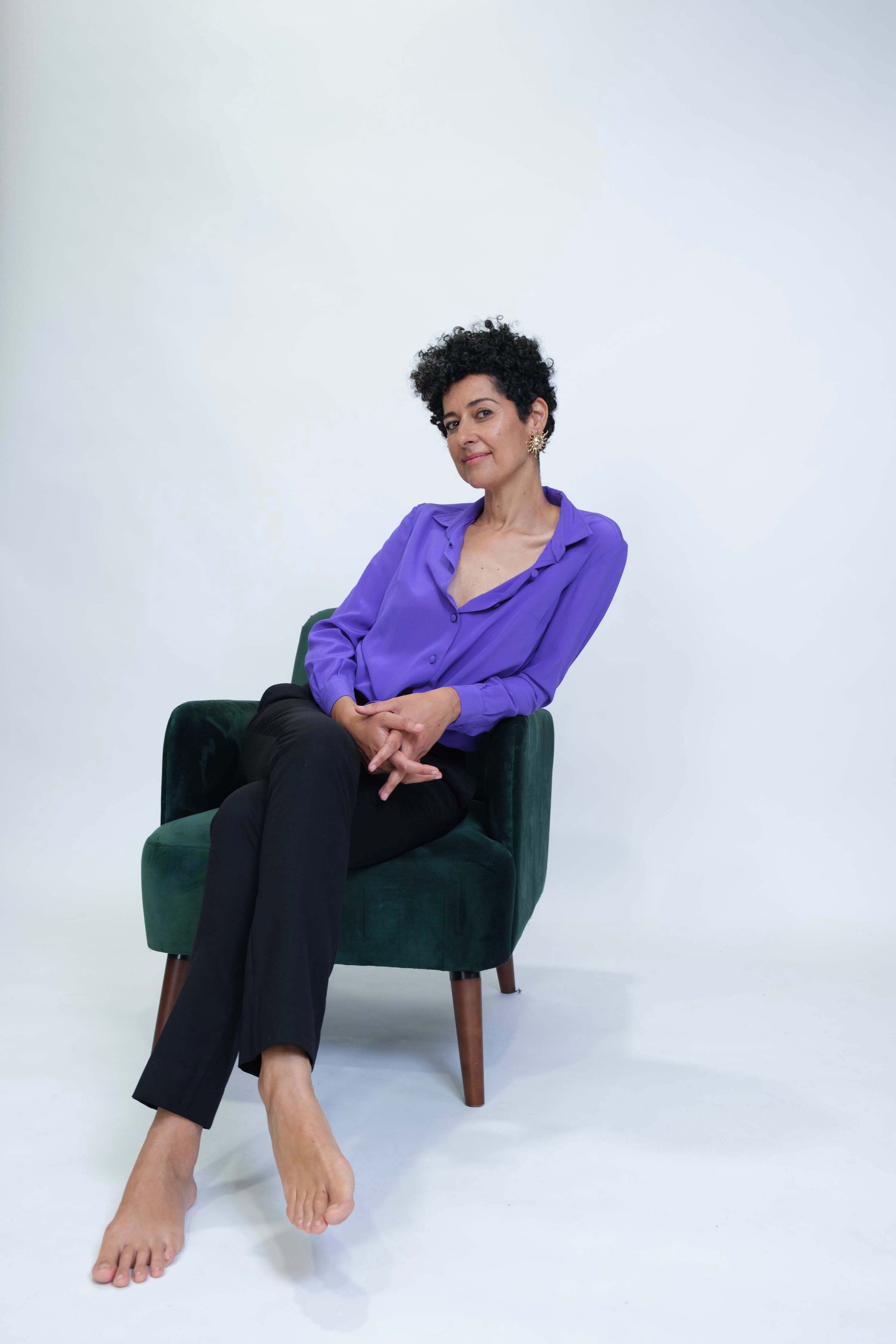 Chemise pour femme réalisée à la main, en crêpe de soie violet, vue trois quart face.