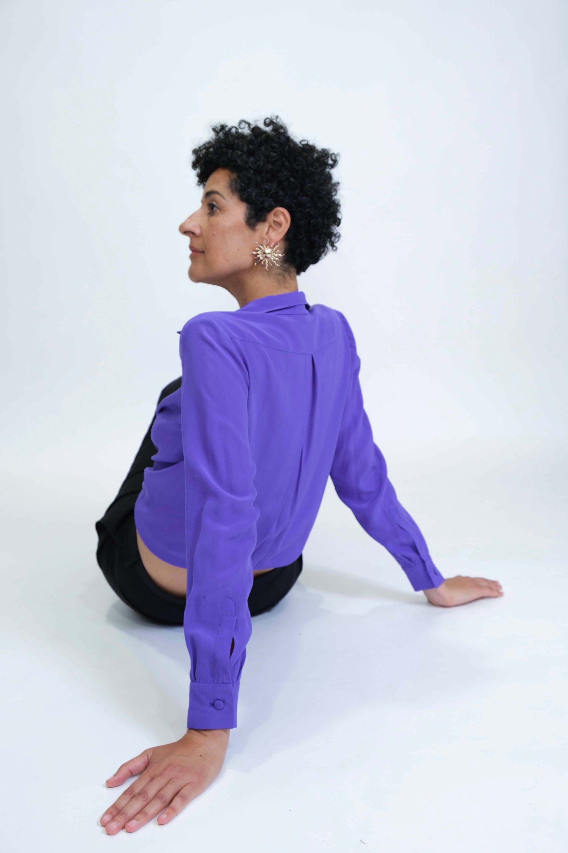 Chemise pour femme réalisée à la main, en crêpe de soie violet, vue trois quart dos, détail pli creux et manches.