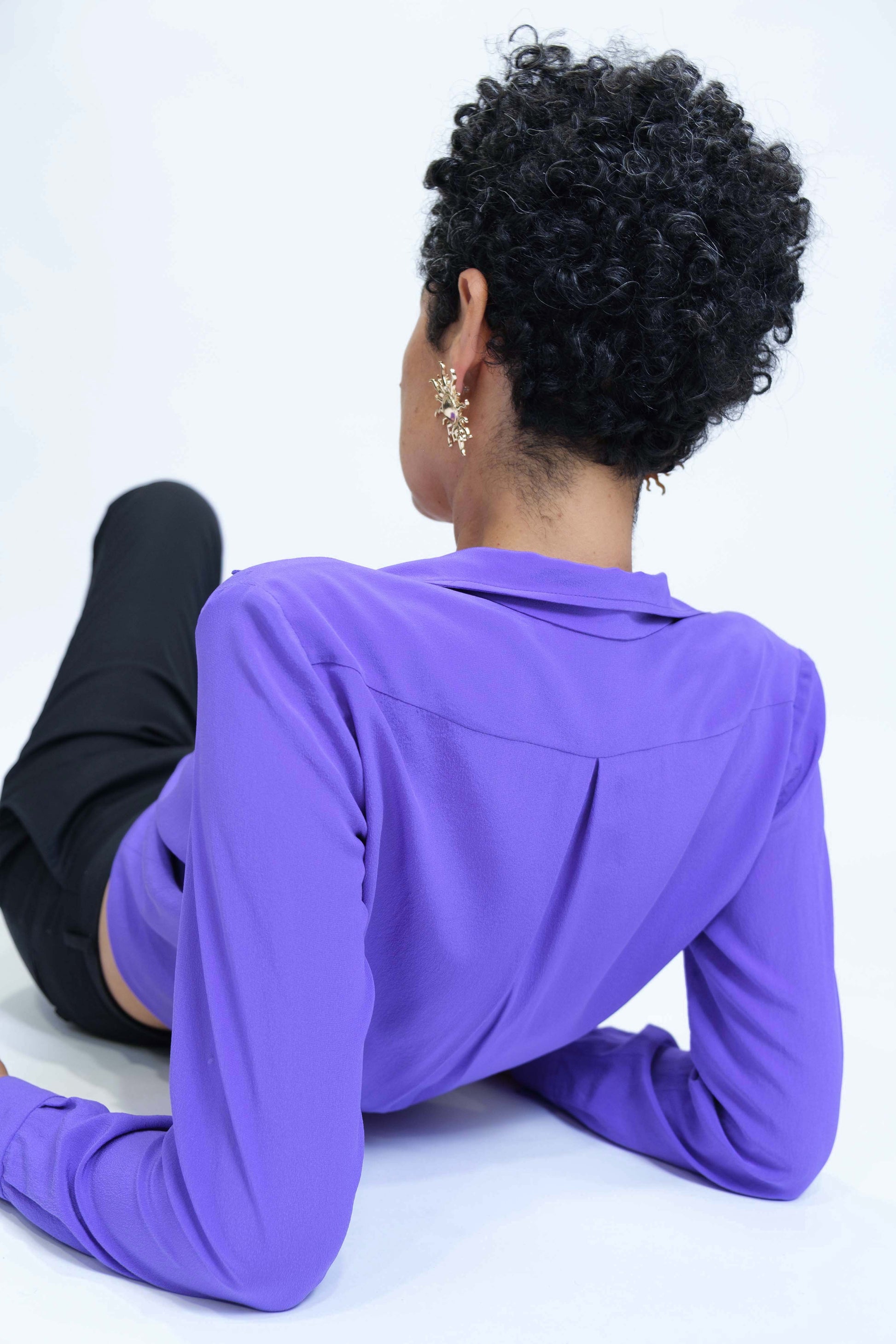 Chemise pour femme réalisée à la main, en crêpe de soie violet, vue rapprochée trois quart dos, détail empiècement chemise et pli creux. 