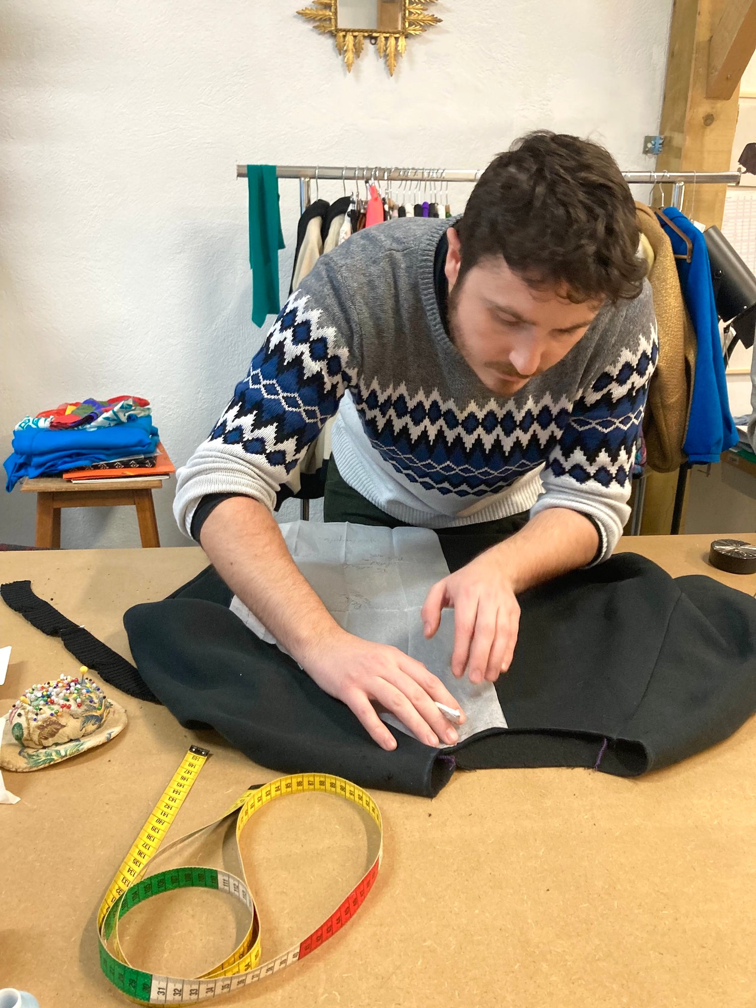 Élève préparant son projet dans l’atelier de couture à Marseille.