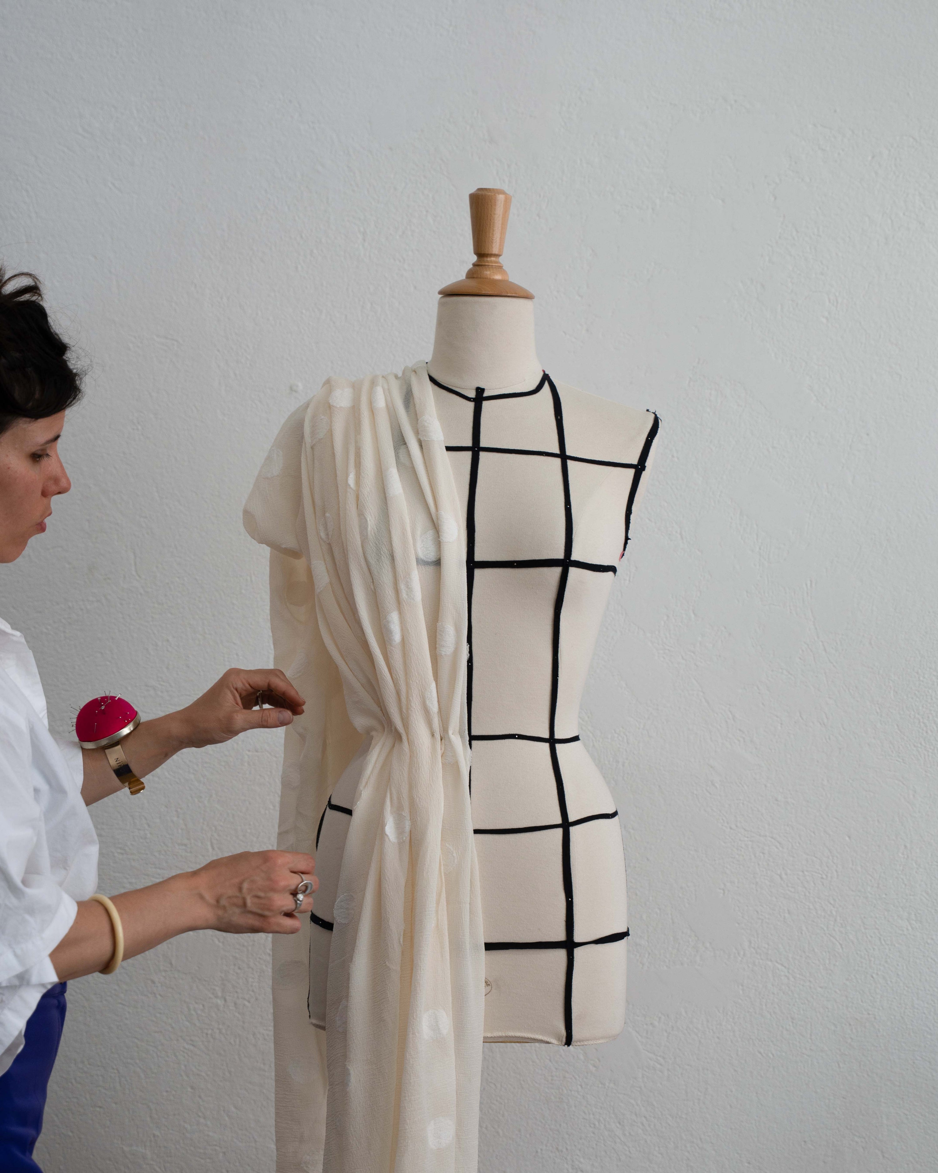 Mousseline de soie sur buste de couture, travail préparatoire d'observation de la matière