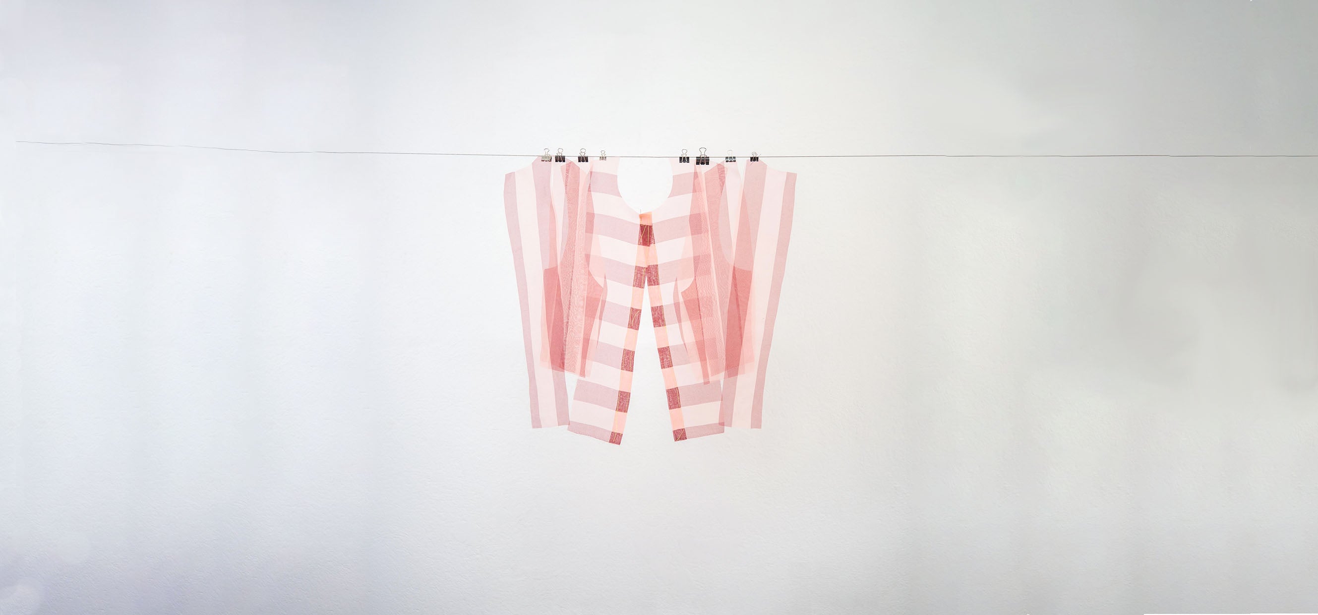 Détail de tissu et de confection dans l’atelier Adèle de Keyzer