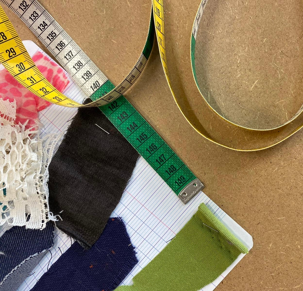 À l'atelier, on détaille chaque tissu et chaque finition